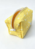 Load image into Gallery viewer, Daisy Sunshine Matching quilted bag set
